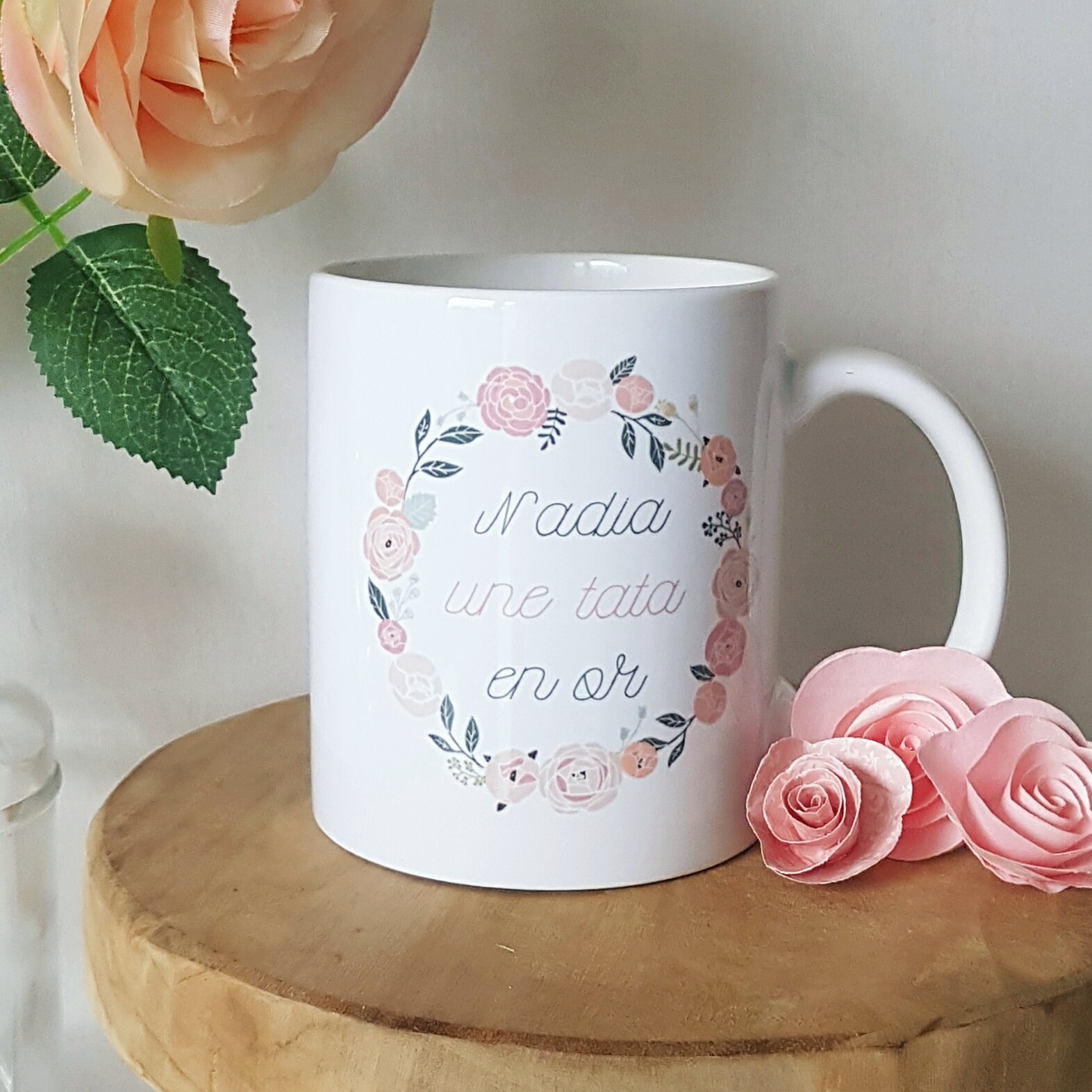 Tasse personnalisée avec message ou prénom de votre choix (Mug Fleurs Rose)  - Objet de décoration - Idée cadeau - Oeuvre artisanale